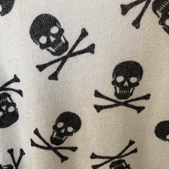 Hot Topic White & Black Skull & Crossbones Long Cardigan - Picture 3 of 5